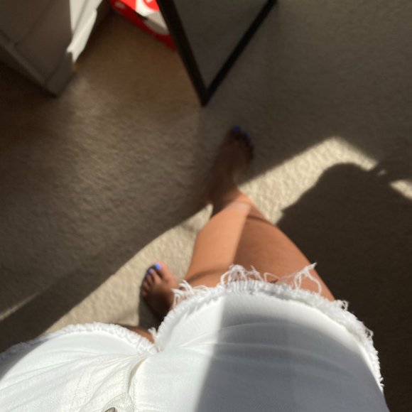 Aritzia Low rise White frayed shorts - Picture 15 of 16